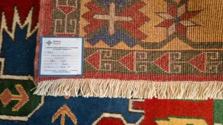 Tappeto rosso e giallo con motivi geometrici