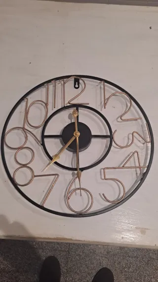 Reloj de pared moderno negro y dorado