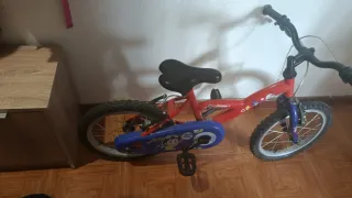 Bicicleta infantil roja y azul