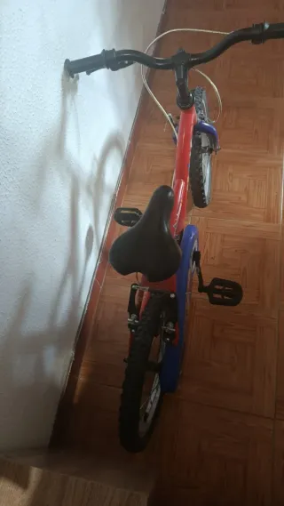 Bicicleta infantil roja y azul
