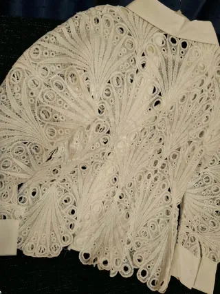 Elegante blusa de encaje blanco