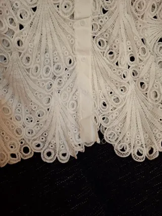 Elegante blusa de encaje blanco