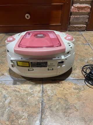 Radio CD Sanyo Rosa y Beige