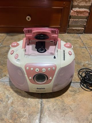 Radio CD Sanyo Rosa y Beige