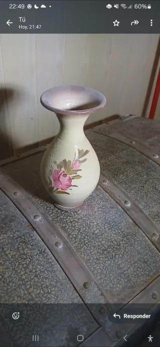 Jarrón de cerámica beige con flores rosas