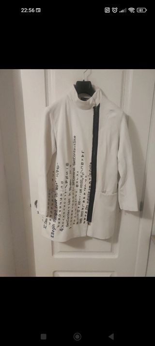 Abrigo 3/4 blanco con estampado