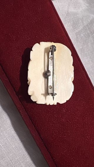 Broche antiguo rosa beige labrado