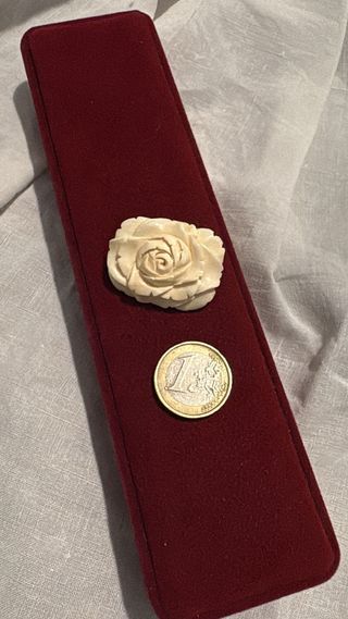 Broche antiguo rosa beige labrado