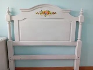 Cabecero blanco con flores