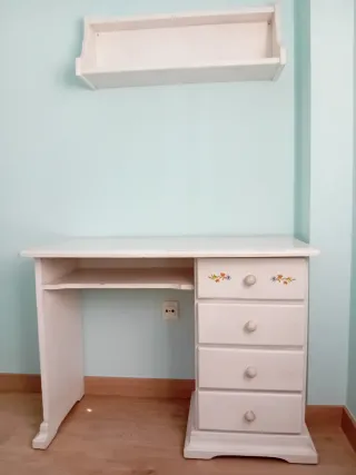 Cabecero blanco con flores