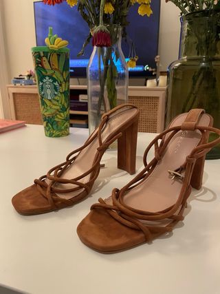 Sandalias BCBG tacón marrón tiras