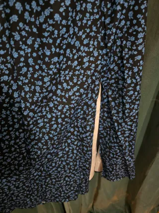 Falda midi floral azul y negra