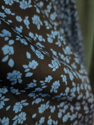 Falda midi floral azul y negra