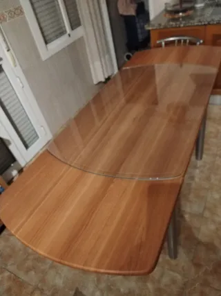 Mesa cocina extensible + 2 sillas más cristal