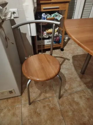 Mesa cocina extensible + 2 sillas más cristal