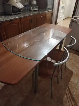Mesa cocina extensible + 2 sillas más cristal