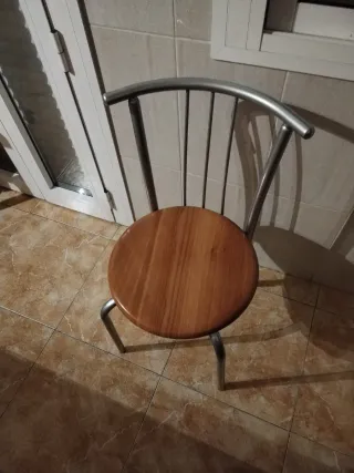 Mesa cocina extensible + 2 sillas más cristal
