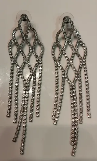 Pendientes largos de pedrería plateados