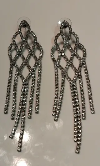 Pendientes largos de pedrería plateados
