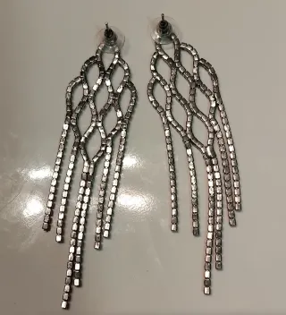 Pendientes largos de pedrería plateados