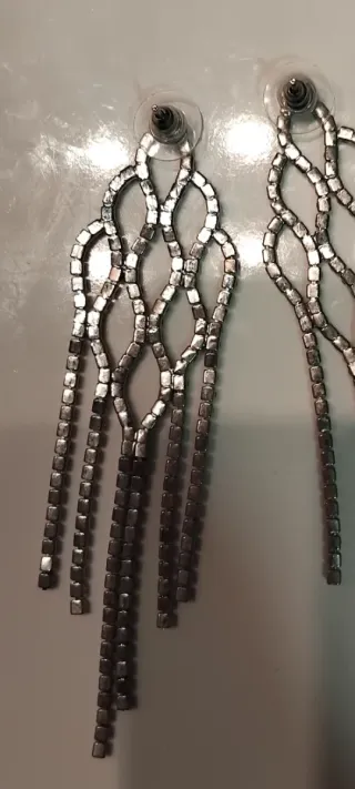 Pendientes largos de pedrería plateados