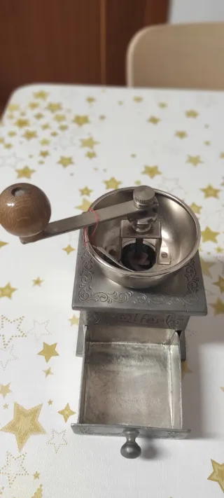 Moinho de café em estanho antigo