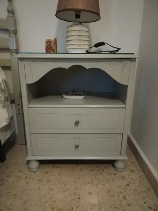 Mesita de noche beige y blanca. Venta antes 30/04.