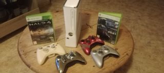 Xbox 360 con 4 mandos y 2 juegos