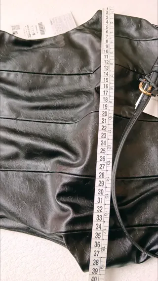 Top simi piel negro con cinturón