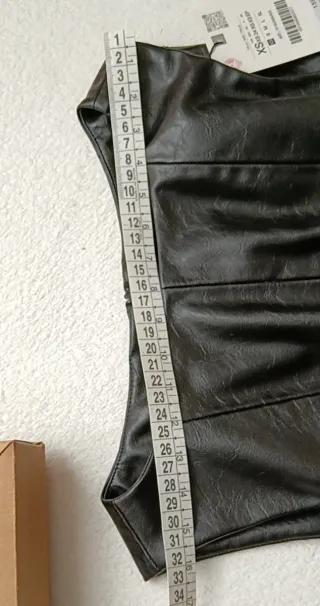 Top simi piel negro con cinturón