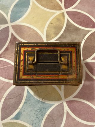 Hucha antigua de metal