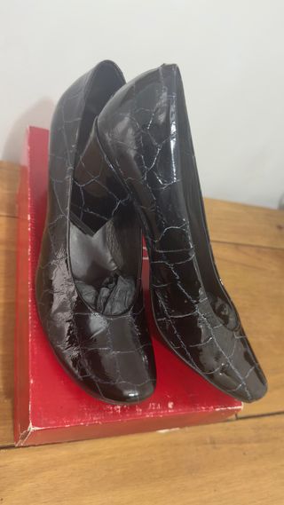 Zapatos tacón charol negros Hobby