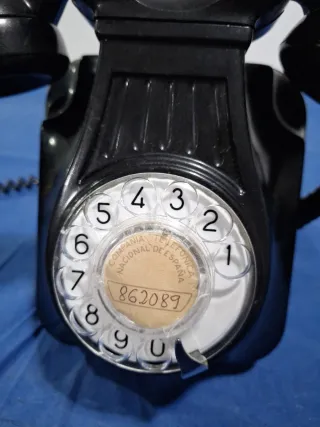 Teléfono antiguo negro de disco