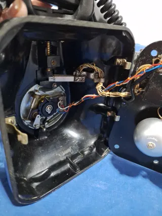 Teléfono antiguo negro de disco