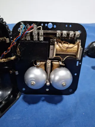 Teléfono antiguo negro de disco