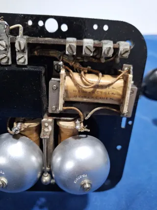 Teléfono antiguo negro de disco