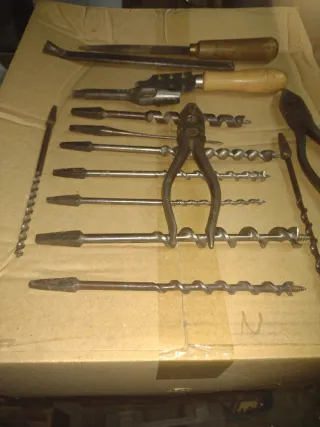 Herramientas antiguas de metal con dos cajas.