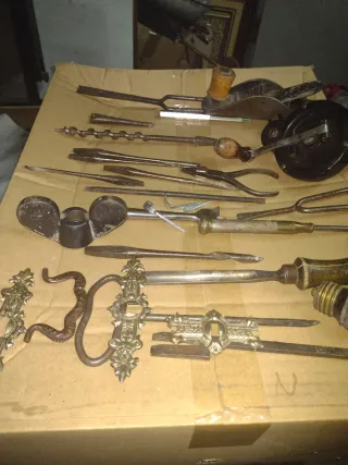 Herramientas antiguas de metal con dos cajas.