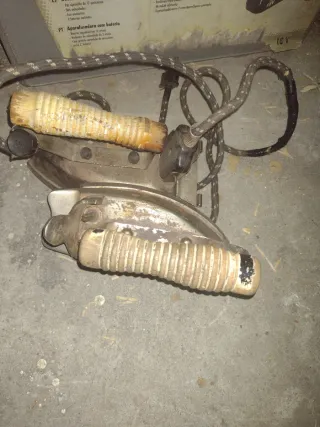 Herramientas antiguas de metal con dos cajas.