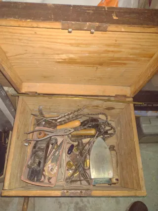 Herramientas antiguas de metal con dos cajas.