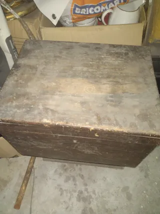 Herramientas antiguas de metal con dos cajas.