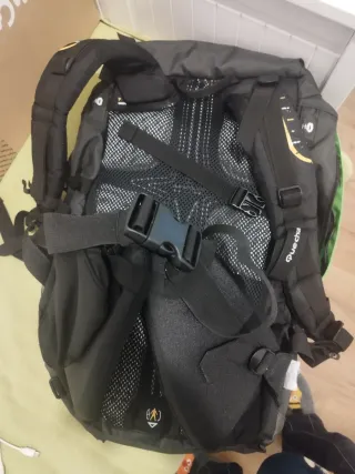 Mochila Quechua Negra y Verde