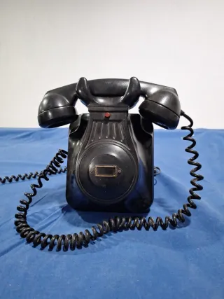 Teléfono antiguo negro