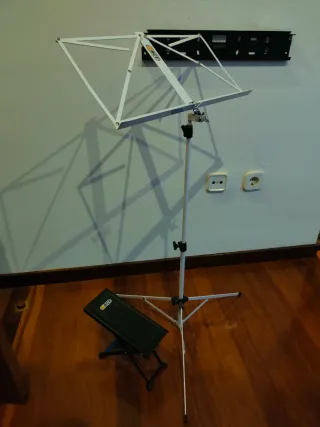Atril para partituras y pedal guitarra
