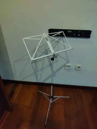 Atril para partituras y pedal guitarra