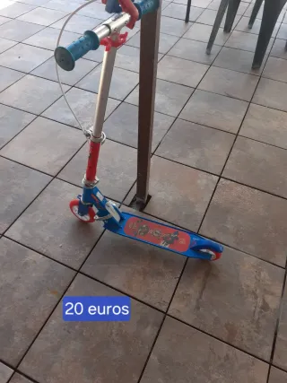 Patinete infantil azul y rojo