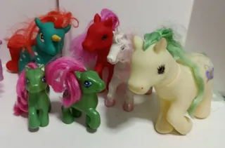 Lote de 11 ponys diferentes.