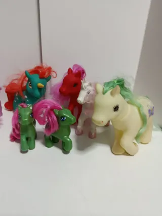 Lote de 11 ponys diferentes.