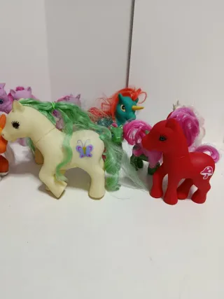 Lote de 11 ponys diferentes.