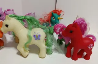 Lote de 11 ponys diferentes.